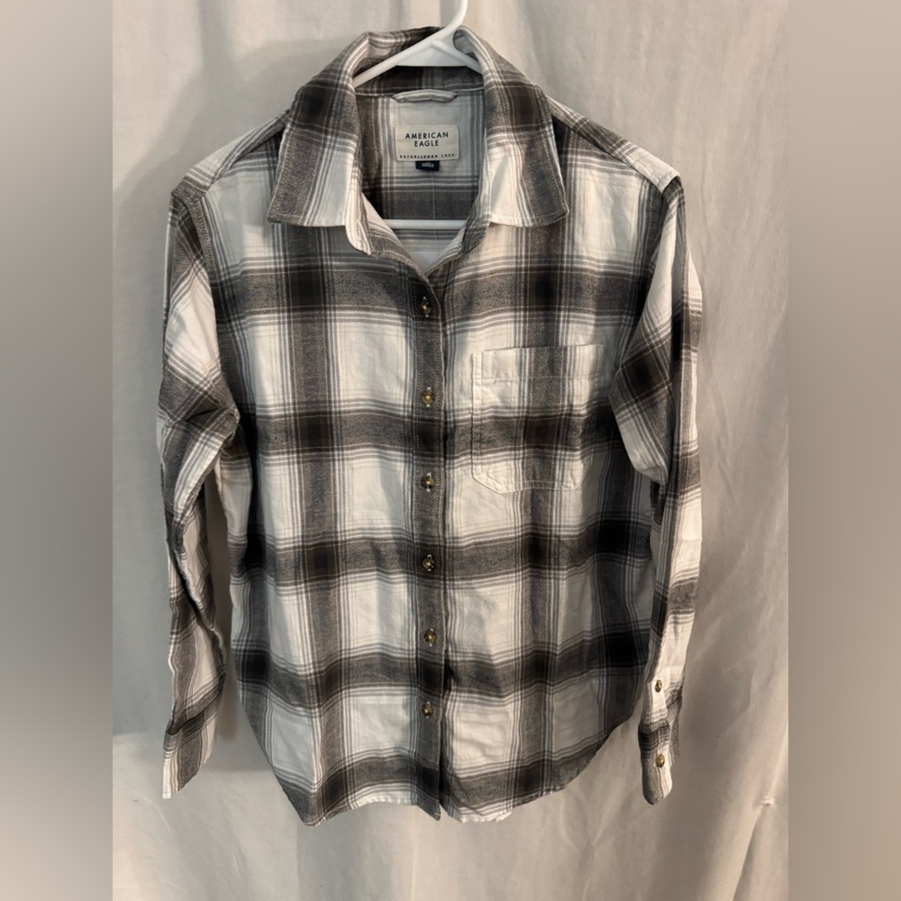 NWT American Eagle Outfitters Women’s Gray and White Plaid Flannel Button down